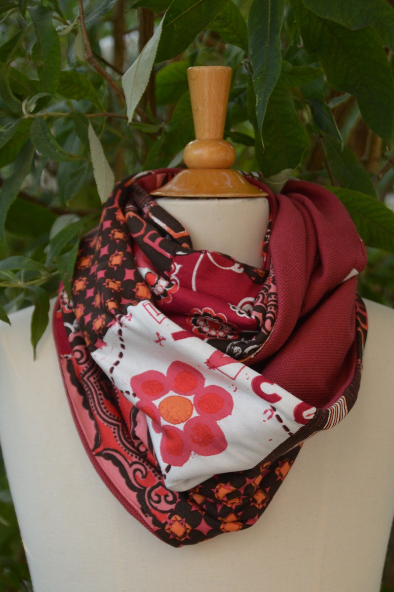 Photo de l'écharpe KOU avec le tissu seventies