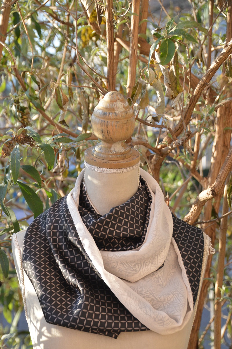 KOU carré noir chair