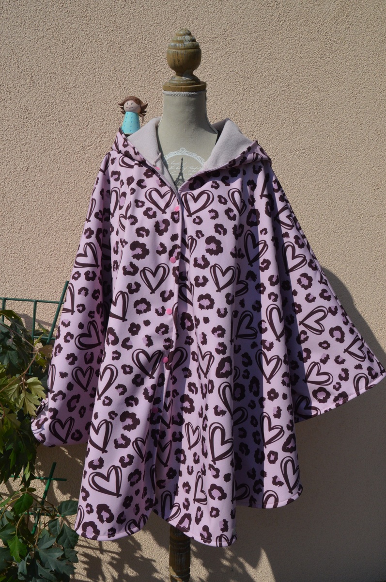 Photo de la cape de pluie pour adulte KAYAK avec l'imprimé cœur rose