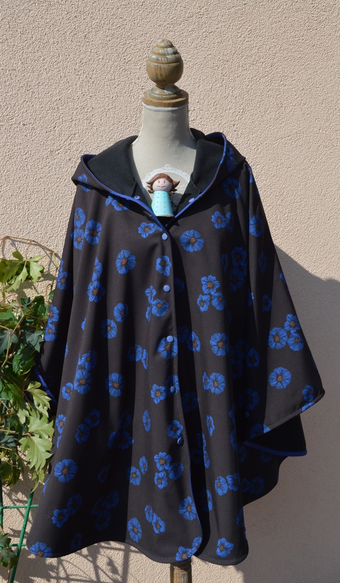 Photo de la cape de pluie pour adulte KAYAK avec l'imprimé fleur bleue