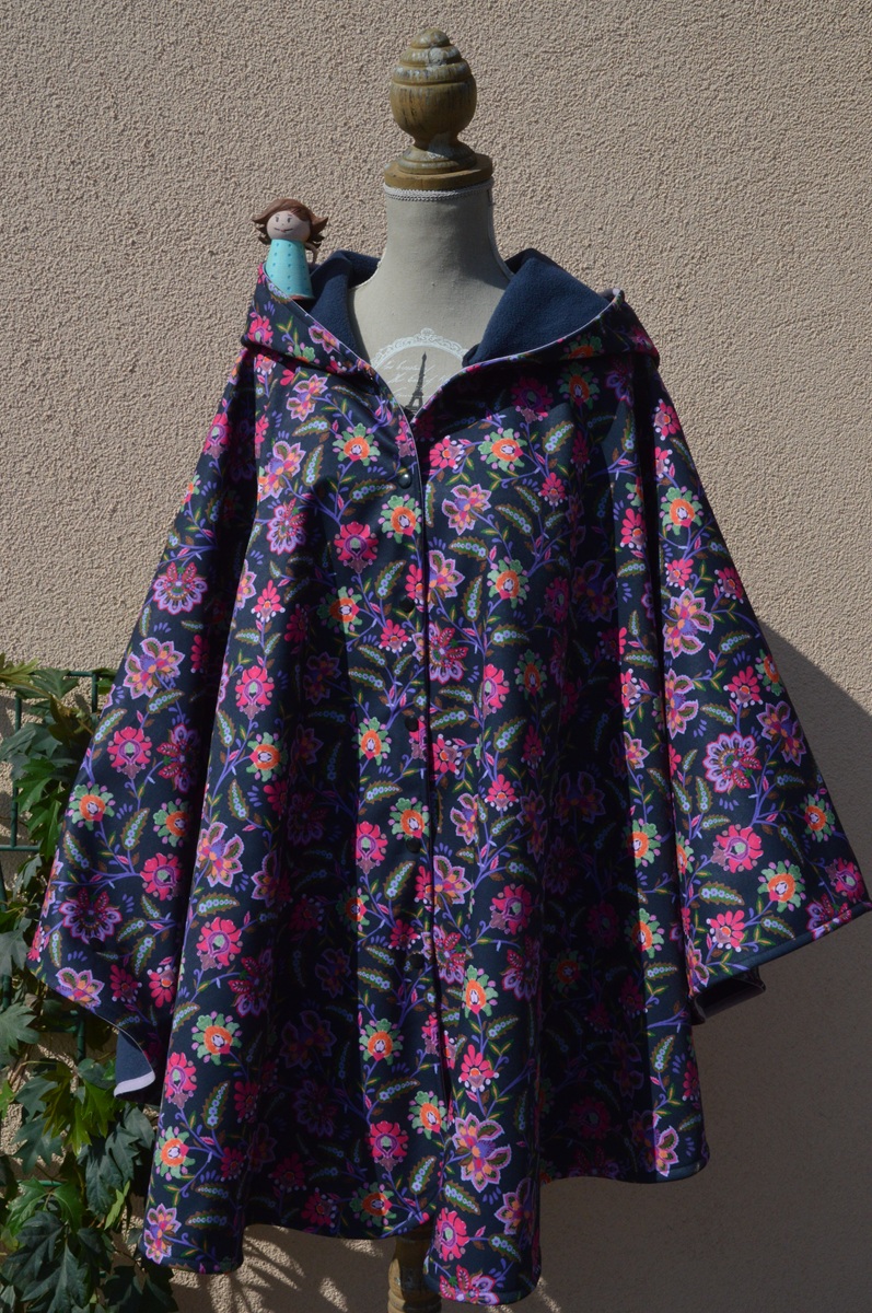 Photo de la cape de pluie pour adulte KAYAK avec l'imprimé cape flower