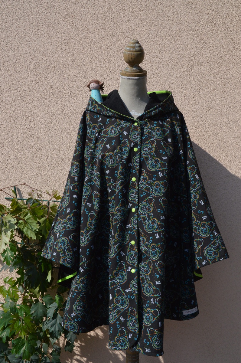 Photo de la cape de pluie pour adulte KAYAK avec l'imprimé game over