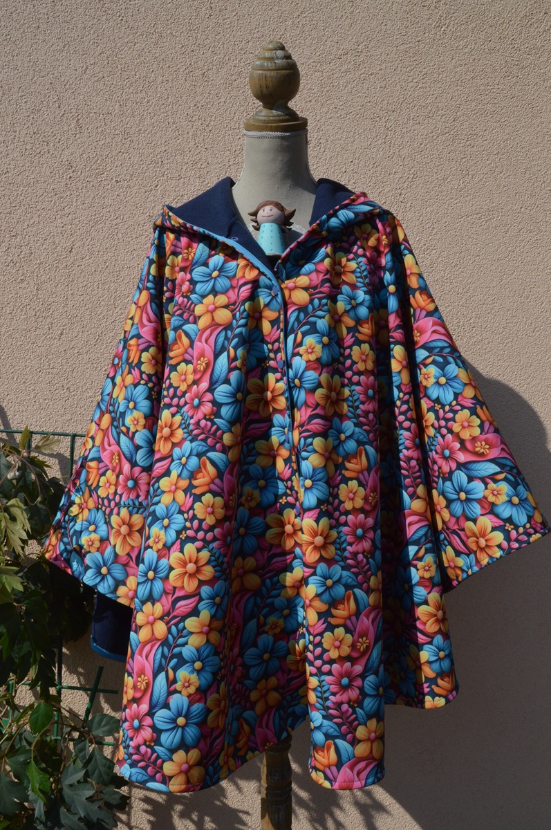 Photo de la cape de pluie pour adulte KAYAK avec l'imprimé grande fleur