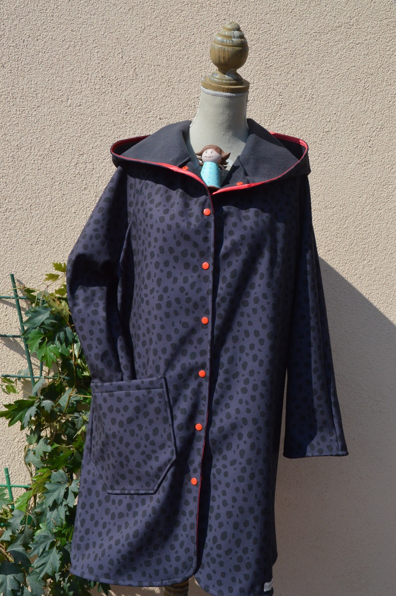 Photo du manteau imperméable KAYAK pour adulte, avec l'imprimé léopard noir