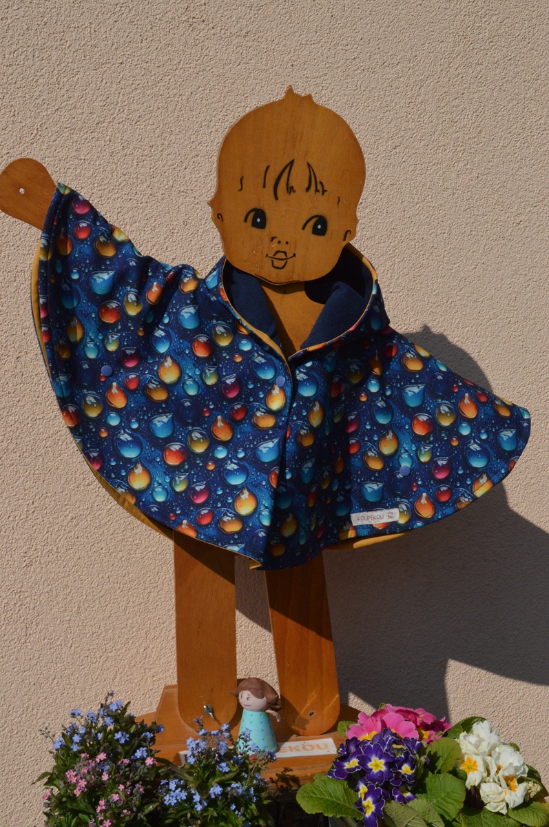 Photo de la cape KAYAK pour enfant, avec l'imprimé softshell gouttes