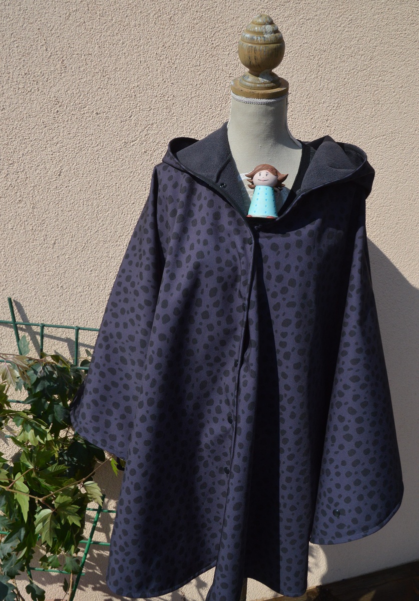 Photo de la cape de pluie pour adulte KAYAK avec l'imprimé léopard noir