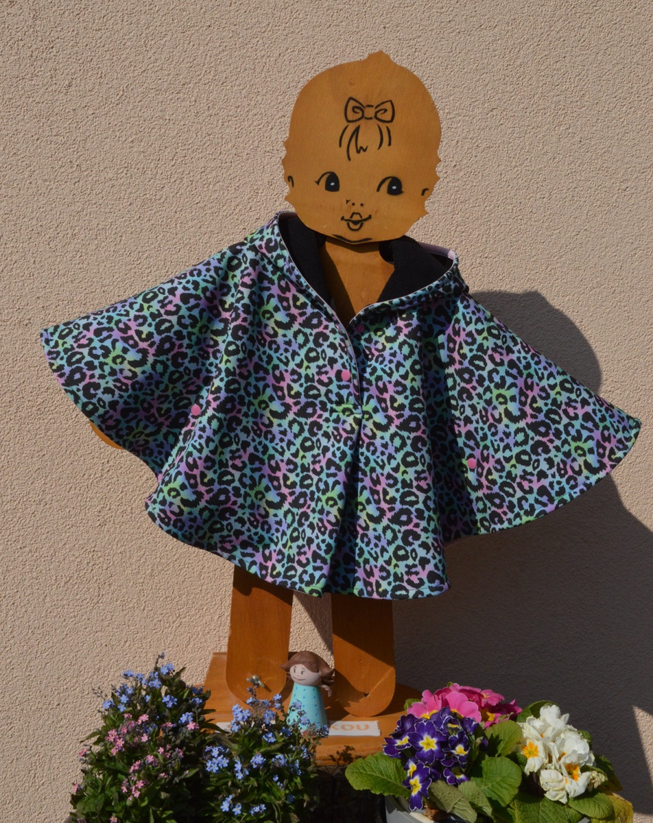 Photo de la cape KAYAK pour enfant, avec l'imprimé softshell léopard pastel