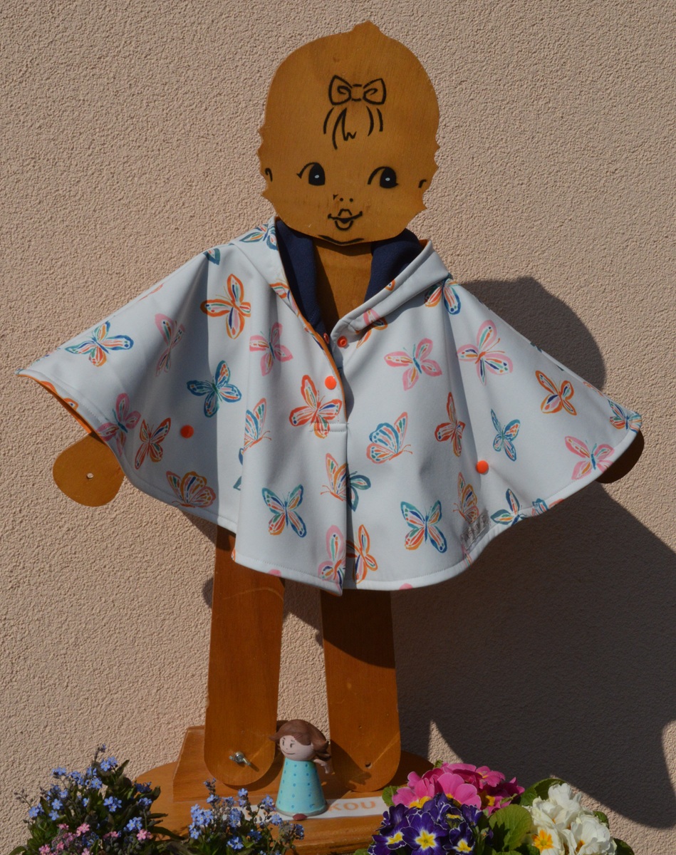 Photo de la cape KAYAK pour enfant, avec l'imprimé softshell cape papillon