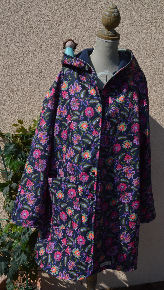 Photo du manteau imperméable KAYAK pour adulte, avec l'imprimé flower