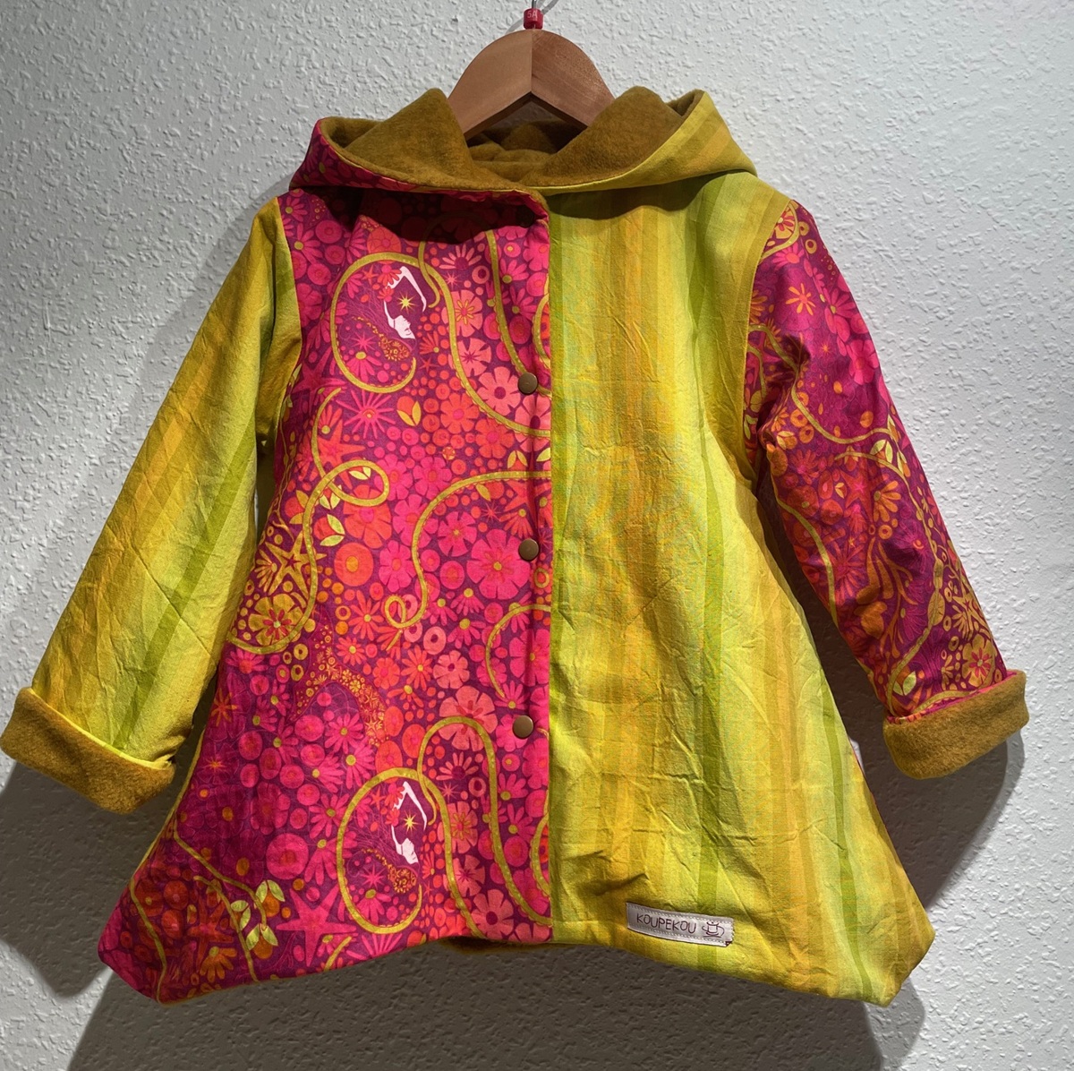 Photo du manteau KETMIE avec le tissu rose moutarde rayé