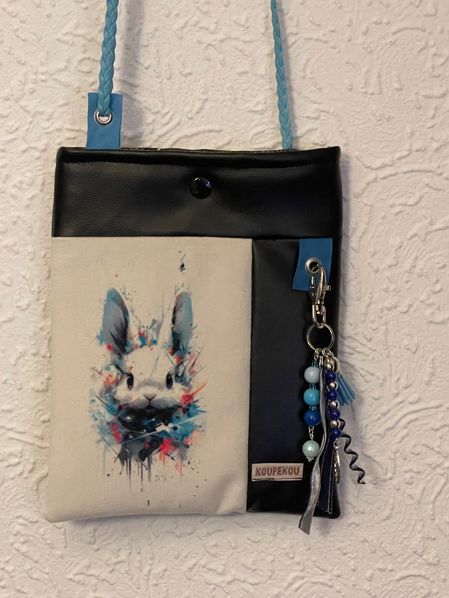 Photo de la pochette KIP avec l'imprimé lapin bleu